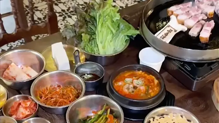 たくさんの韓国料理が並んでいる写真