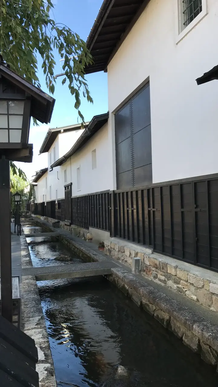 瀬戸川と白壁土蔵街の写真